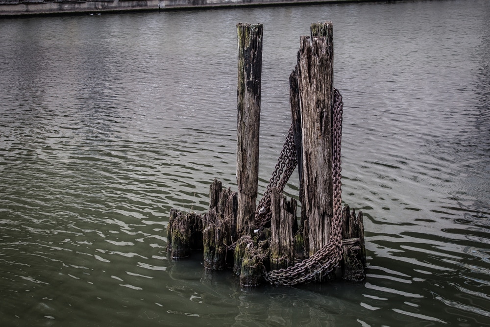 Remains,Of,A,Pier,In,The,Chicago,River