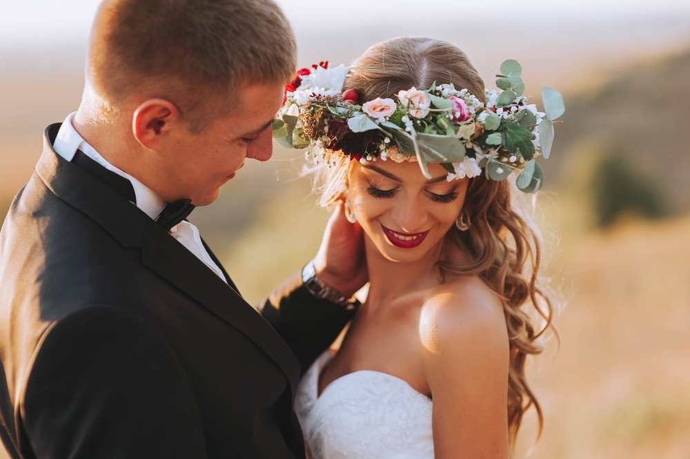 Portrait,Of,A,Girl,And,Couples,Looking,For,A,Wedding